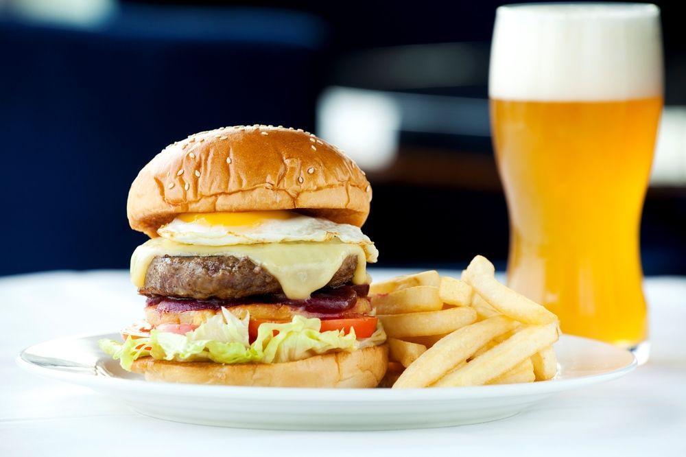 Hong Kong Skycity Marriott Hotel Екстер'єр фото A cheeseburger with chips and a beer
