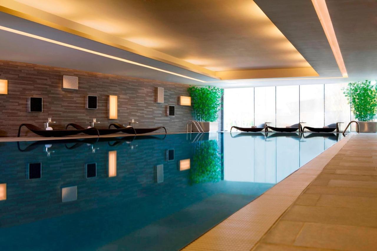 Hong Kong Skycity Marriott Hotel Екстер'єр фото The swimming pool at The Spa at The Landmark