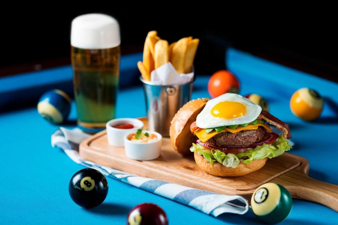 Hong Kong Skycity Marriott Hotel Екстер'єр фото A burger with an egg and bacon