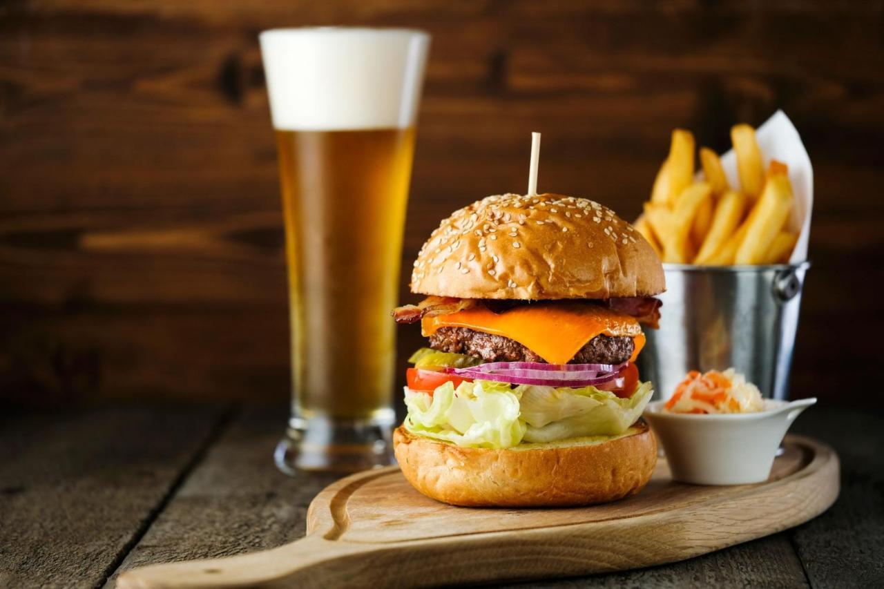 Hong Kong Skycity Marriott Hotel Екстер'єр фото A hamburger with beer and chips