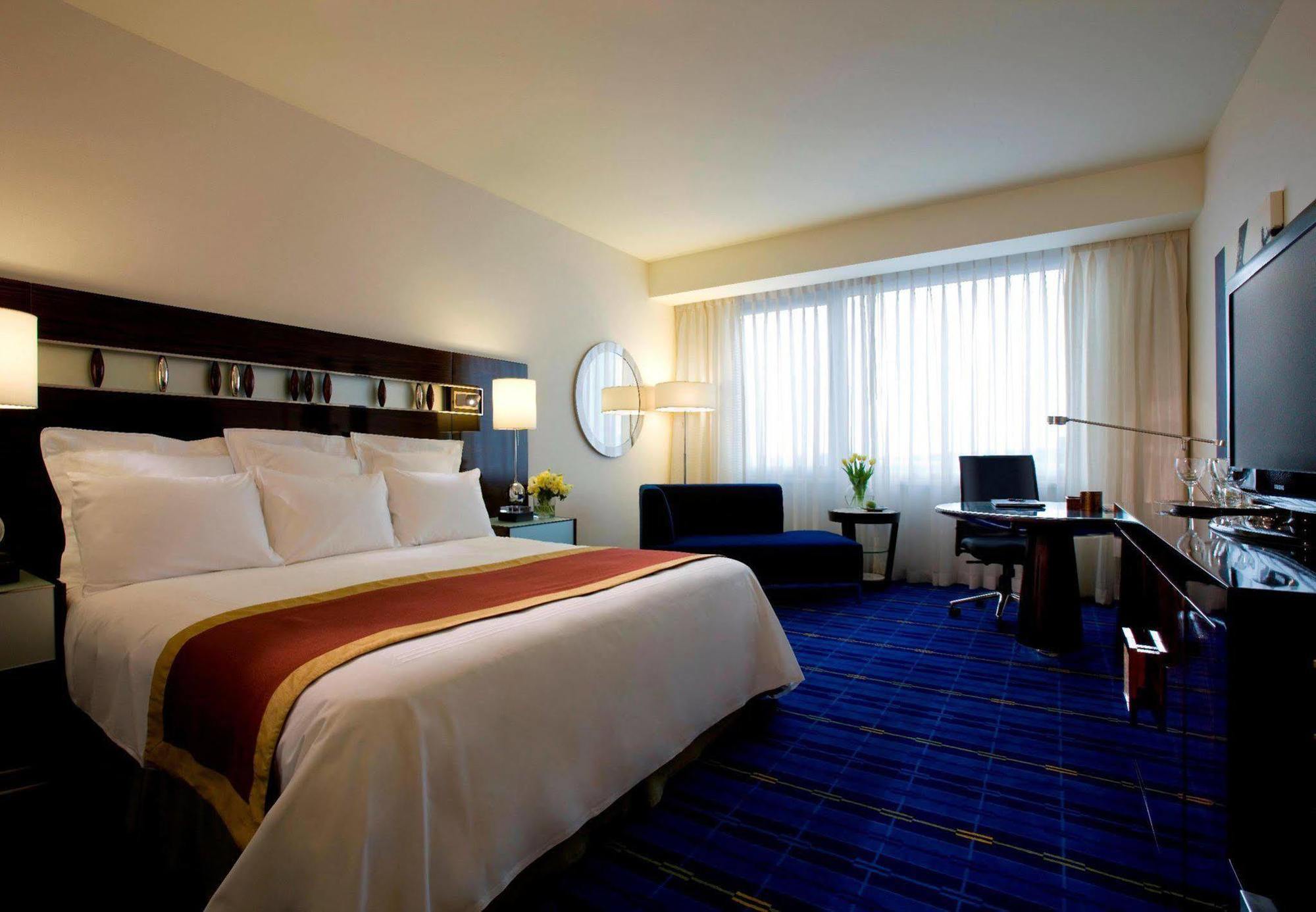 Hong Kong Skycity Marriott Hotel Номер фото A typical room at the Westin Palace Madrid